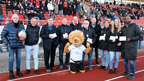 Justizminister Roman Poseck zeichnete sechs Vereinsmitglieder des KSV Hessen Kassel im Auestadion als „Menschen des Respekts“ für ihr ehrenamtliches Engagement aus.
