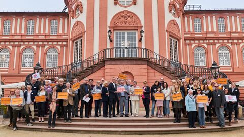 40 neue Engagement-Lotsinnen und -Lotsen für Hessen Gruppenfoto vor dem Biebricher Schloss