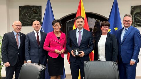 Die Delegation mit dem Außenminister der Republik Nordmazedonien, Bujar Osmani am 31.10.2022.