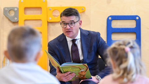 Hessens Ministerpräsident Boris Rhein hat am 19. „Bundesweiten Vorlesetag“ den Kindern der Kindertagesstätte Wichtelburg aus dem Buch „Hase Hibiskus und die dicksten Freunde der Welt“ von Andreas König (Illustrationen von Günther Jakobs) vorgelesen.