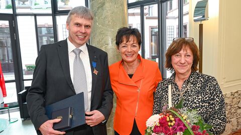 Armin Auth mit seiner Frau Susanne Auth und Europaministerin Lucia Puttrich (Mitte) am Rande der Ordensüberreichung in der Hessischen Staatskanzlei  Armin Auth mit seiner Frau Susanne Auth und Europaministerin Lucia Puttrich (Mitte) am Rande der Ordensüberreichung in der Hessischen Staatskanzlei