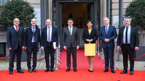 v.l.n.r. Vizegouverneur von Bursa, Dr. Yusuf Gökhan Yolcu, Regionalminister der Emilia Romagna Paolo Calvano, Präsident der Emilia-Romagna, Stefano Bonaccini, Ministerpräsident Boris Rhein, Europaministerin Lucia Puttrich, Marschall der polnischen Partnerregion Wielkopolska, Marek Woźniak und der Vizepräsident der Nouvelle-Aquitaine, Guillaume Riou