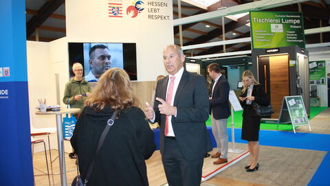 Justizminister Roman Poseck zu Gast auf der Herbst-Ausstellung 