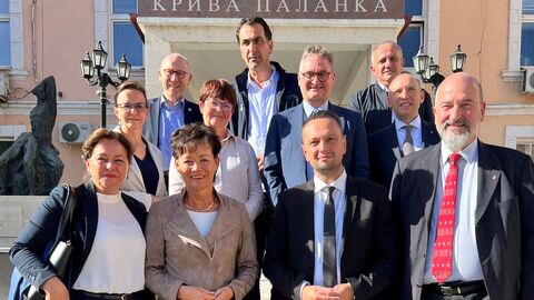 Die Delegation vor dem Rathaus in Kriva Palanka mit dem Bürgermeister der Stadt, Sashko Mitovski (vordere Reihe 2.v.r.)