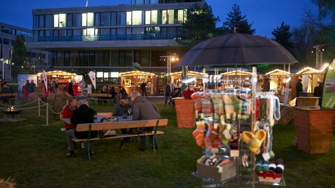 Blick über den Martini-Markt auf dem Gelände der Landesvertretung in Berlin