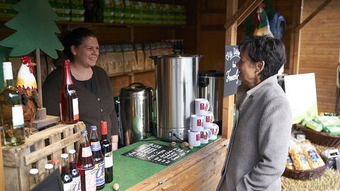 Staatsministerin Lucia Puttrich (l.) besucht Anja Betz (r.) am Marktstand vom Franzehof Mauswinkel