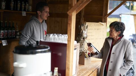 Lucia Puttrich am Stand des Hannheinehofs im Gespräch mit Christoph Jestädt. Er führt den Bio-Hof in Fulda-Niederrode bereits in 10. Generation und legt Wert auf den Erhalt natürlicher Lebensräume, besonders Streuobstwiesen. So bot sich Besuchern am Stand des Hannheinehofs in eine großen Auswahl regional hergestellter Getränke – ob „Glühkitz“, „Johannesfeuer“ oder Kinderpunsch. 