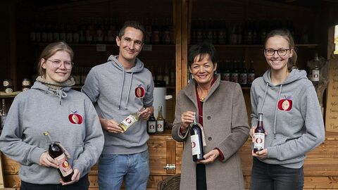 Gruppenfoto draußen vor dem Stand auf dem Martini-Markt: Das engagierte Team des Hannheinehofs aus Fulda-Niederrode. Geschäftsführer Christoph Jestädt freut sich über den Besuch von Staatsministerin Lucia Puttrich (2. v. r.)