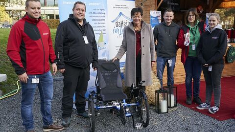 Foto im Freien auf dem Markt: Die Helferinnen und Helfer der Stiftung „DaHeim im Leben“. V.l.n.r.: Niklas Hacker, Christian Erwin, Staatsministerin Lucia Puttrich, Sven Michallek, Tatjana Schäfer und Ellen Nüchter