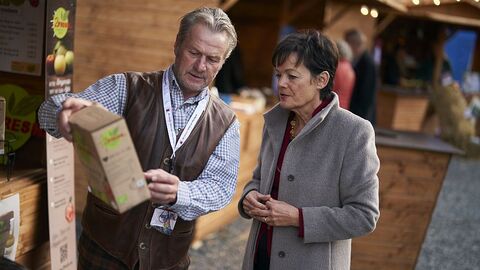 Martin van Thiel informiert Staatsministerin Lucia Puttrich über seine biozertifizierten Säfte