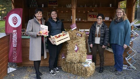Mitarbeiterinnen des Regierungspräsidiums Gießen bewarben u. a. das Landserviceportal Hessen und verteilten Äpfel aus der Wetterau an die Gäste. V.l.n.r.: Staatsministerin Lucia Puttrich, Lisa Wenzel, Abteilungsleiterin Sonja Heckrodt und Inge Bangel