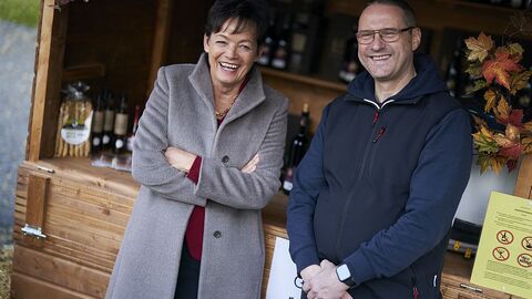 Lächeln in die Kamera: Staatsministerin Lucia Puttrich und Dirk Seiler von der Odenwälder Winzergenossenschaft