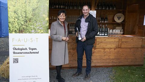Stehen draußen vor dem Weinstand: Staatsministerin Lucia Puttrich und Kevin Müller vom Weingut Faust