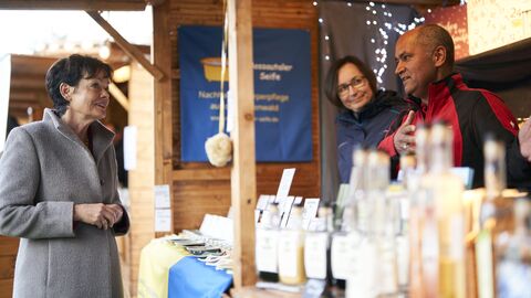 Lucia Puttrich im Gespräch mit André und Nicole Velonjara, Inhaber des Odenwälder Unternehmens „Mossautaler Seife“