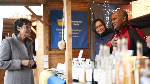 Foto am Stand: Lucia Puttrich spricht mit den Betreibern. Am Marktstand der Mossautaler Seifenmanufaktur von André und Nicole Velonjara wurden unzählige und wohlduftende Eigenkreationen angepriesen