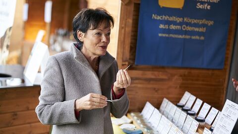 Ein angenehmer Schnuppertest: Staatsministerin Lucia Puttrich erhielt einige Seifenproben der Mossautaler Seifenmanufaktur