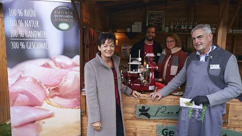Der Verein Rasdorfer Genusskultur bot gutes aus der Rhön an, wie den Rhöner Biosphären Schinken, Naturstracke, Edelobst- und Getreidebrände, sowie Imkerhonig. V. l. n. r.: Staatsministerin Lucia Puttrich, Jonas Weller, Christina Weller und Matthias Weller