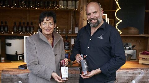 Staatsministerin Lucia Puttrich und Tim Wegge aus Vilbel, der den Gästen seinen Genussrum vorstellte