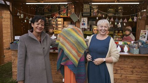 Das Textiles Kunstgewerbe Gertenbach von Brigitte Ullrich brachte Farbe auf den Martini-Markt. V.l.n.r.: Staatsministerin Lucia Puttrich und Brigitte Ullrich