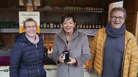 Am Marktstand von Klaus Rückert aus Hersfeld wurden Brände, Liköre, Glühwein und Gewürze angeboten. V. l. n. r.: Sylke Rückert, Staatsministerin Lucia Puttrich und Klaus Rückert