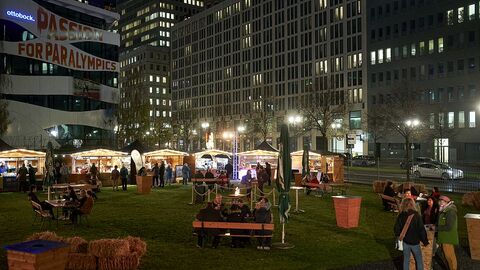 Fotoaufnahme bei Nacht: Martini-Markt Atmosphäre in Berlin