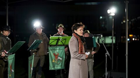 Am Abend bei Dunkelheit fotografiert: Staatsministerin Lucia Puttrich eröffnete am 9. November 2022 den Martini-Markt in Berlin.