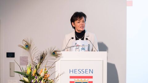 Begrüßung Lucia Puttrich, Hessische Ministerin für Bundes- und Europaangelegenheiten - Die Ministerin spricht am Rednerpult