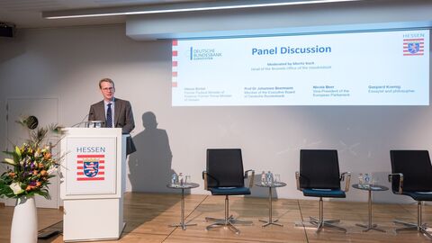 Am Rednerpult auf der Bühne: Moritz Koch, Leiter des Handelsblatt-Büros in Brüssel hat die Veranstaltung moderiert