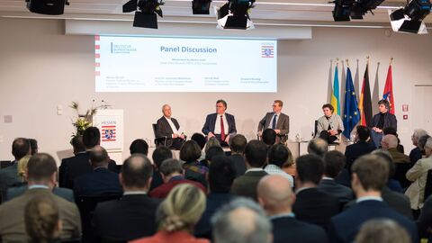 Podiumsdiskussion: v.l.n.r. Hans Eichel, Bundesminister der Finanzen a. D. und Hessischer Ministerpräsident a. D., Prof. Dr. Johannes Beermann, Mitglied des Vorstands der Deutschen Bundesbank, Moritz Koch, Leiter des Handelsblatt-Büros in Brüssel, Nicola Beer, Vizepräsidentin des Europäischen Parlaments, Gaspard Koenig, Essayist und Philosoph
