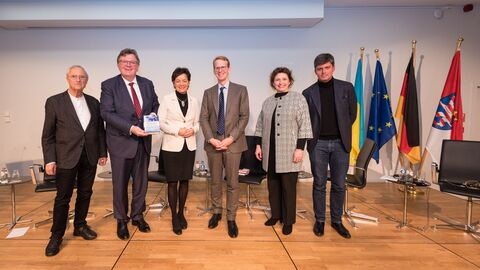 Nebeneinander stehend auf der Bühne fotografiert: Hans Eichel, Bundesminister der Finanzen a. D. und Hessischer Ministerpräsident a. D., Prof. Dr. Johannes Beermann, Mitglied des Vorstands der Deutschen Bundesbank, Lucia Puttrich, Hessische Ministerin für Bundes- und Europaangelegenheiten, Moritz Koch, Leiter des Handelsblatt-Büros in Brüssel, Nicola Beer ,Vizepräsidentin des Europäischen Parlaments, Gaspard Koenig, Essayist und Philosoph