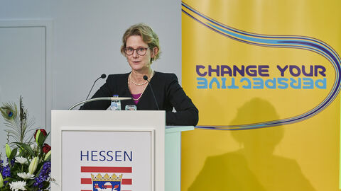 Laura Matz, Chief Technology Officer, Merck KGaA Laura Matz, Chief Technology Officer, Merck KGaA spricht am Rednerpult zu den Gästen