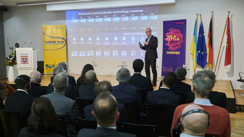 Impulsreferat mit Jo de Boeck, Chief Strategy Officer und Executive Vice President, IMEC Impulsreferat mit Jo de Boeck, Chief Strategy Officer und Executive Vice President, IMEC: Blick aus dem Zuschauerraum auf den auf der Bühne sprechenden Redner