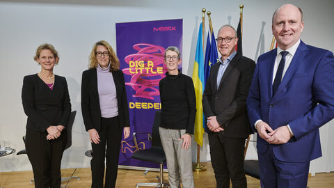 Laura Matz, Chief Technology Officer, Merck KGaA , Jo de Boeck, Chief Strategy Officer und Executive Vice President, IMEC, Silke Wettach von der Wirtschaftswoche, Colette Maloney, Microelectronics and Photonics Industry, Europäische Kommission, Europastaatssekretär Uwe Becker Stehend vor einer Motivwand fotografiert: v.l.n.r. Laura Matz, Chief Technology Officer, Merck KGaA , Jo de Boeck, Chief Strategy Officer und Executive Vice President, IMEC, Silke Wettach von der Wirtschaftswoche, Colette Maloney, Microelectronics and Photonics Industry, Europäische Kommission, Europastaatssekretär Uwe Becker lächeln in die Kamera