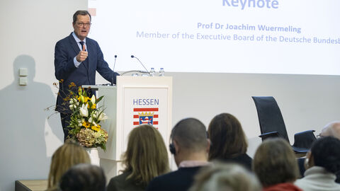 Prof. Dr. Joachim Wuermeling, Vorstand der Deutschen Bundesbank, spricht am Rednerpult zu den Gästen