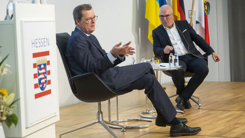 Im Foto im Gespräch auf der Bühne: Dr. Detlef Fechtner, Chefredakteur der Börsenzeitung  im Gespräch mit Prof. Dr. Joachim Wuermeling Vorstand der Deutschen Bundesbank