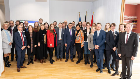 Gespräch mit den Mitarbeiterinnen und Mitarbeitern der Hessischen Landesvertretung in Brüssel mit dem Hessischen Ministerpräsident Boris Rhein und der Europaministerin Lucia Puttrich Ministerpräsident Boris Rhein setzt sich in Brüssel für hessische Interessen ein