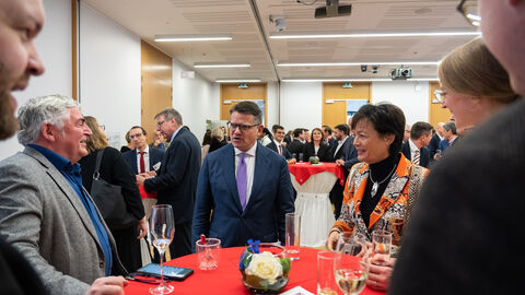 beim Hessenempfang: die Europaabgeordneten Engin Eroglu und Martin Häusling, Ministerpräsident Boris Rhein, Europaministerin Lucia Puttrich Ministerpräsident Boris Rhein setzt sich in Brüssel für hessische Interessen ein