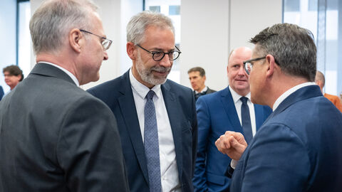 Ministerpräsident Boris Rhein im Gespräch zur AMLA Bewerbung mit Michael Hager, Kabinettchef des Exekutiv-Vize-Präsidenten der Kommission, Valdis Dombrovskis Ministerpräsident Boris Rhein setzt sich in Brüssel für hessische Interessen ein