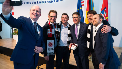 Der Regierungschef mit den Vorstandsmitgliedern der EFC Euroadler: v.l.n.r. Staatssekretär Uwe Becker, Peter Fischer, Glenn Cezanne, Ministerpräsident Boris Rhein, Alessandro Tschirkov, Jakob Heuke Ministerpräsident Boris Rhein setzt sich in Brüssel für hessische Interessen ein
