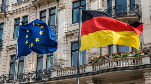 Fahnen vor der Hessischen Staatskanzlei