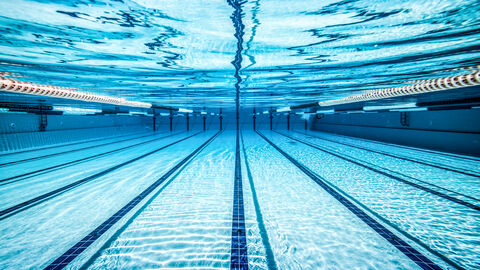 Ein Schwimmbecken unter Wasser