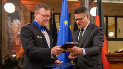 Ministerpräsident Boris Rhein und Oberst Christoph Scheibling
