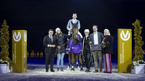 Die Siegerehrung res "Großen Preis von Hessen" Ministerpräsident Boris Rhein hat auf einem Reitplatz Philipp Weishaupt, den diesjährigen Sieger des „Großen Preis von Hessen“ beim Internationalen Festhallen Reitturnier in Frankfurt, ausgezeichnet.