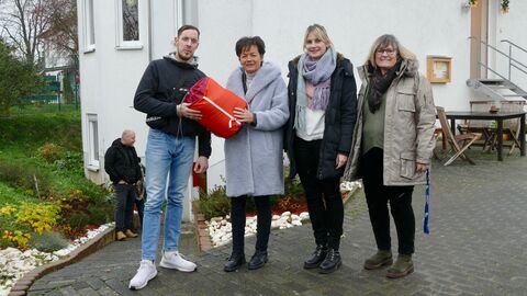 Besuch bei Mission Leben in Friedberg Gruppenfoto: Europaministerin Puttrich bei Mission Leben in Friedberg
