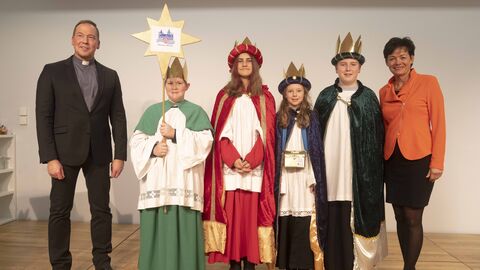 Die Sternsinger aus Nidda mit Europaministerin Lucia Puttrich in der Hessischen Landesvertretung in Brüssel