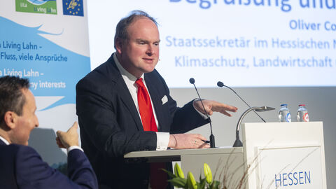 Spricht am Rednerpult zu den Zuschauern: Björn Finke, Süddeutsche Zeitung