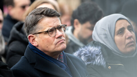 Ministerpräsident Boris Rhein zwischen anderen Gästen der Trauerfeier