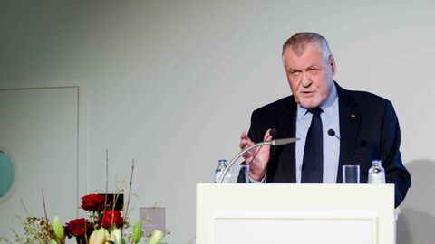 Vorstellung der Arbeit des Deutsch-Europäischen Bildungswerks in Hessen e.V., mit Siegbert Ortmann, Vorsitzender des Deutsch-Europäischen Bildungswerks in Hessen e.V. Vorstellung der Arbeit des Deutsch-Europäischen Bildungswerks in Hessen e.V., mit Siegbert Ortmann, Vorsitzender des Deutsch-Europäischen Bildungswerks in Hessen e.V. - hier am Rednerpult sprechend