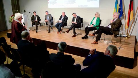 Fragen aus dem Publikum Fragen aus dem Publikum an die Teilnehmer der Podiumsdiskussion auf der Bühne