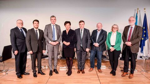 Europaministerin (Mitte) mit den Diskussionsteilnehmern sowie Siegbert Ortmann, Vorsitzender des Deutsch-Europäischen Bildungswerks in Hessen e.V. Stehen nebeneinander und lächeln in die Kamera: Europaministerin (Mitte) mit den Diskussionsteilnehmern sowie Siegbert Ortmann, Vorsitzender des Deutsch-Europäischen Bildungswerks in Hessen e.V. (1.v.l.)